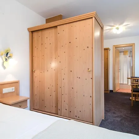 Garni Subretta فندق 3*